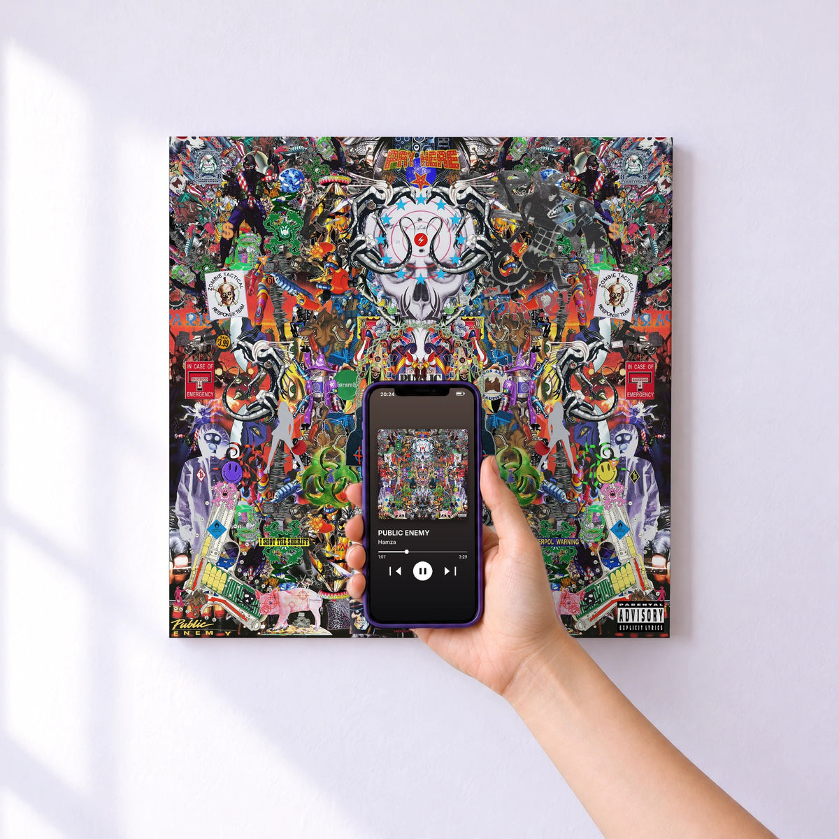Affiche connectée PUBLIC ENEMY de Hamza au mur : l'album se lance en approchant le téléphone