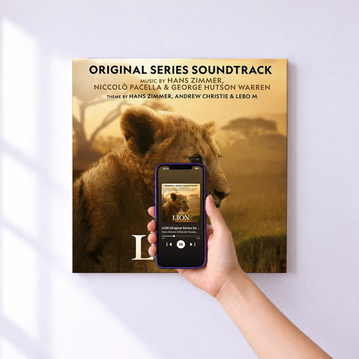 Affiche connectée LION (Original Series Soundtrack) de Hans Zimmer & Niccolo Pacella & George Hutson Warren & National Geographic au mur : l'album se lance en approchant le téléphone
