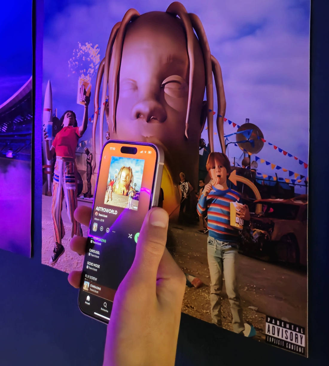 Téléphone approché d'une affiche connectée Music prints : l'album se lance sur l'écran