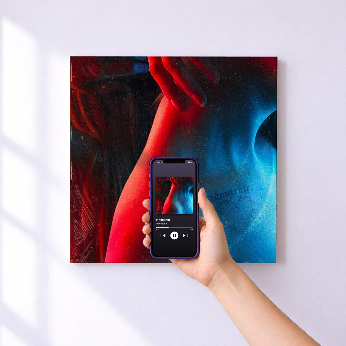 Affiche connectée Innocence de Idée Noire. au mur : l'album se lance en approchant le téléphone