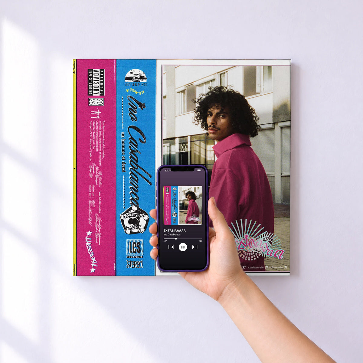 Affiche connectée EXTASIAAAAA de Ino Casablanca au mur : l'album se lance en approchant le téléphone
