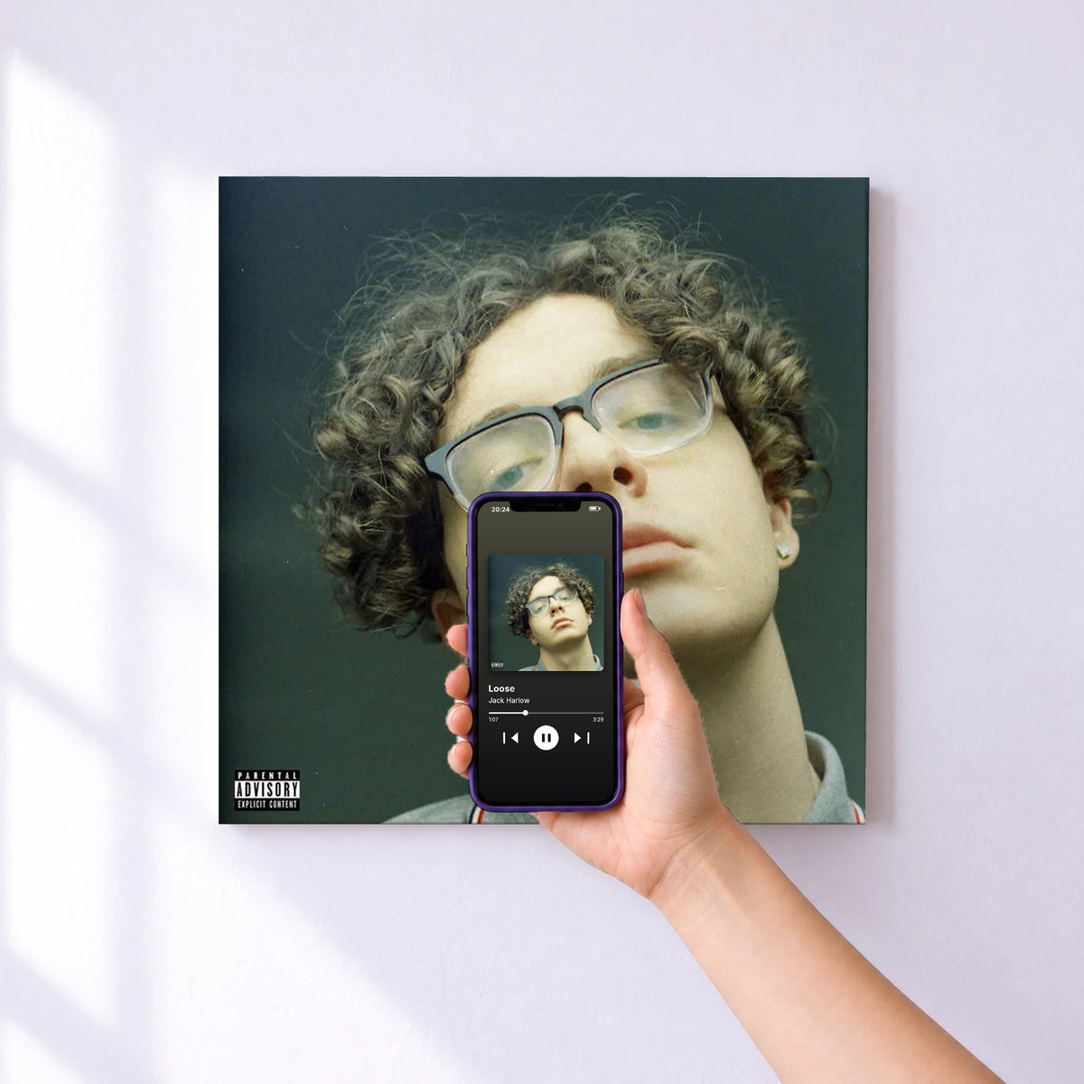 Affiche connectée Loose de Jack Harlow au mur : l'album se lance en approchant le téléphone