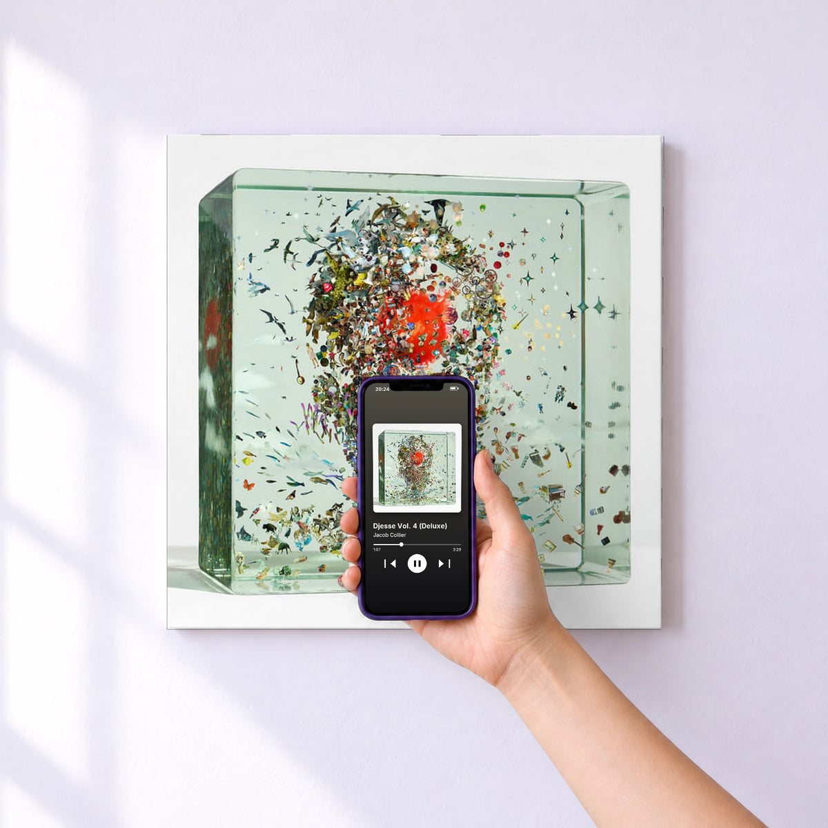 Affiche connectée Djesse Vol. 4 (Deluxe) de Jacob Collier au mur : l'album se lance en approchant le téléphone