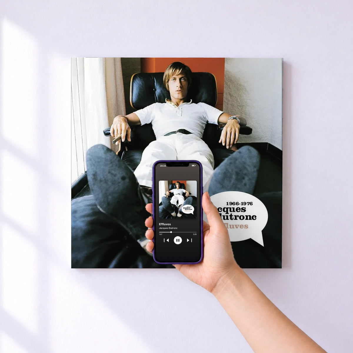 Affiche connectée Effluves de Jacques Dutronc au mur : l'album se lance en approchant le téléphone