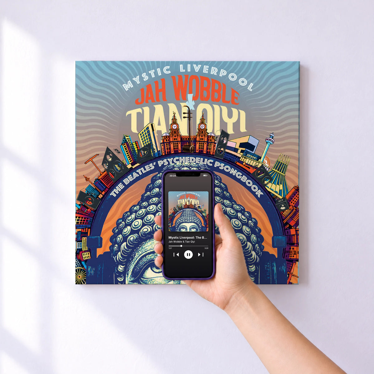 Affiche connectée Mystic Liverpool: The Beatles Psychedelic Psongbook de Jah Wobble & Tian Qiyi au mur : l'album se lance en approchant le téléphone