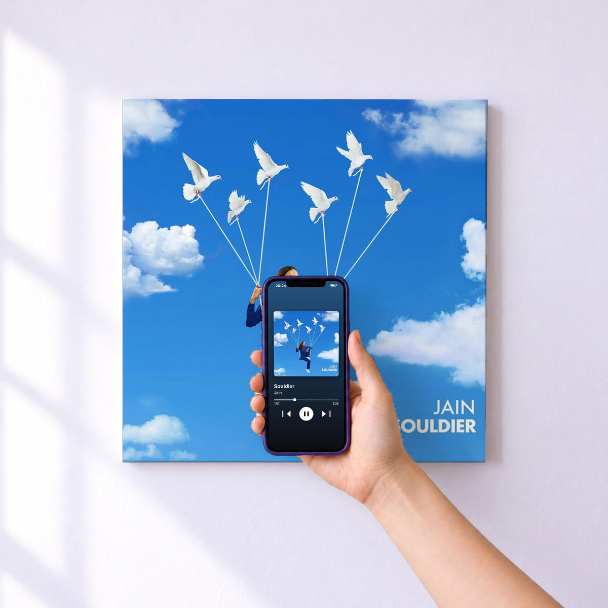 Affiche connectée Souldier de Jain au mur : l'album se lance en approchant le téléphone