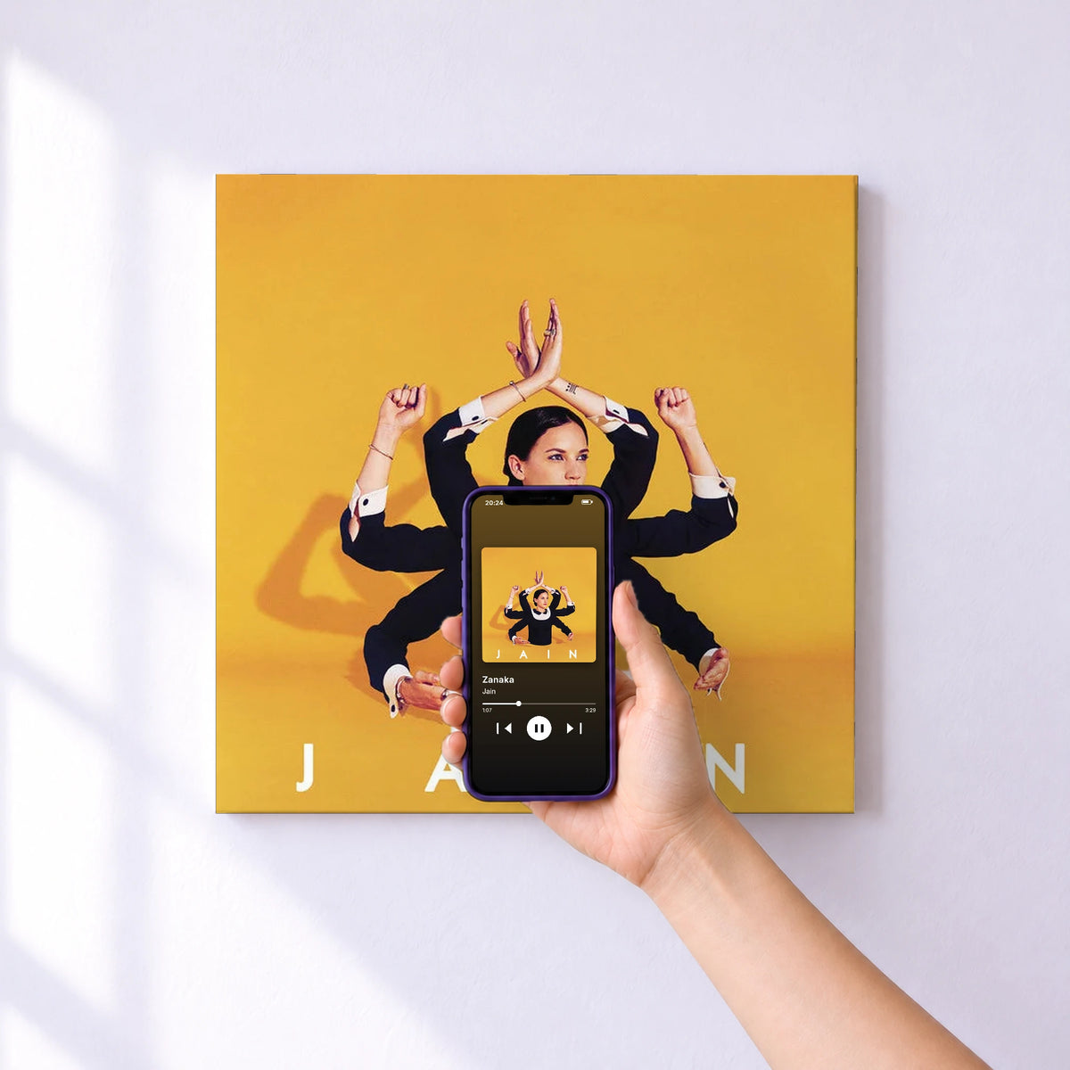Affiche connectée Zanaka de Jain au mur : l'album se lance en approchant le téléphone