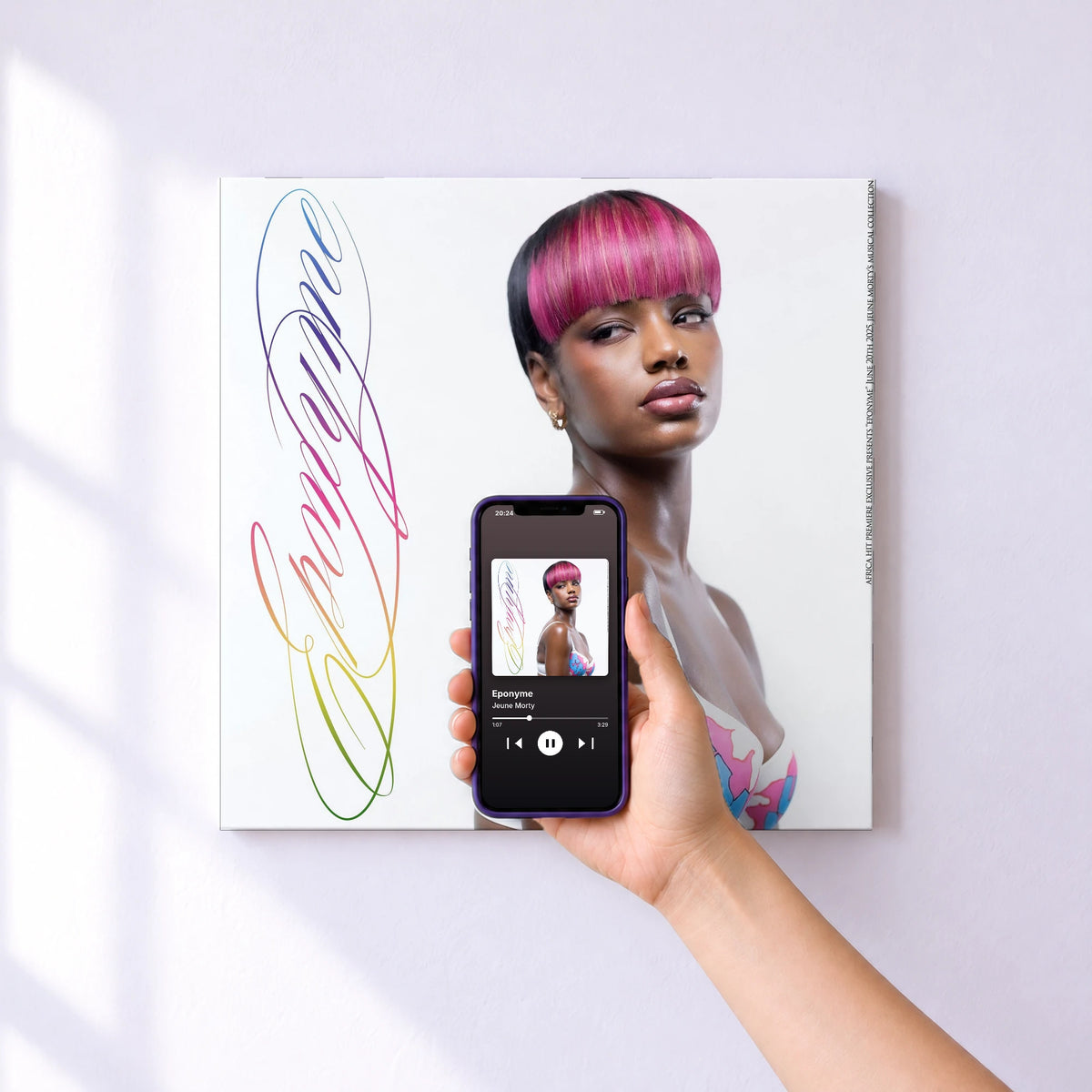 Affiche connectée Eponyme de Jeune Morty au mur : l'album se lance en approchant le téléphone