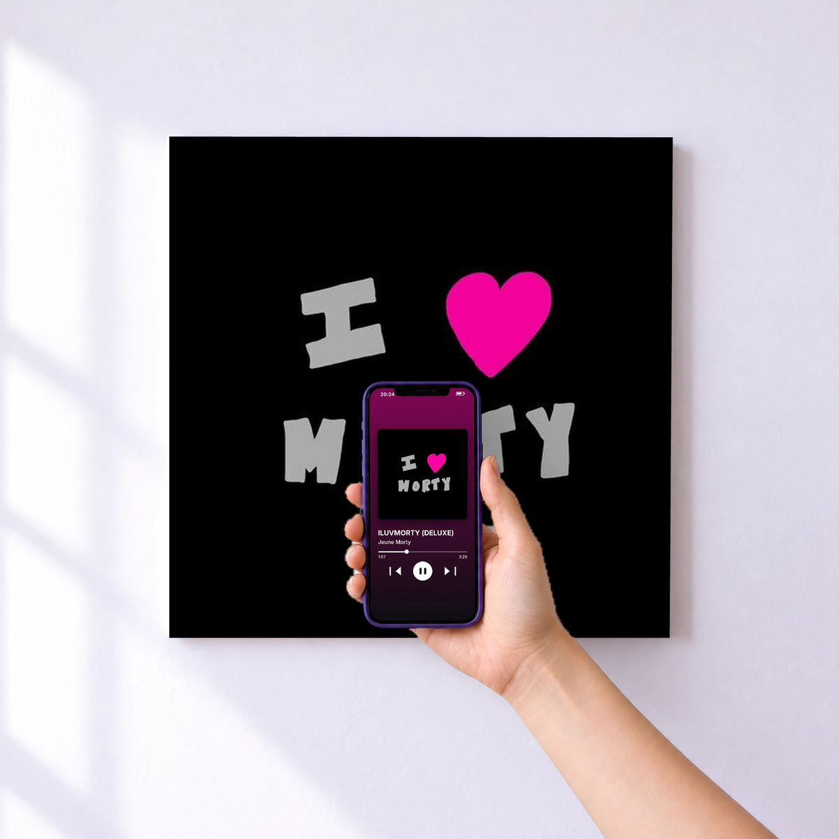 Affiche connectée ILUVMORTY (DELUXE) de Jeune Morty au mur : l'album se lance en approchant le téléphone
