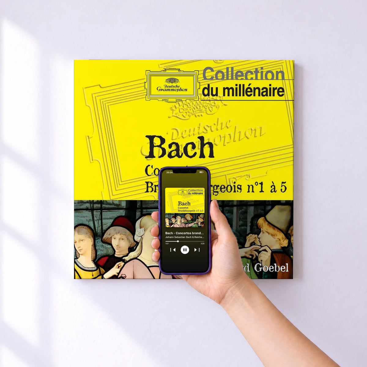 Affiche connectée Bach - Concertos brandebourgeois n° 1 à 5 de Johann Sebastian Bach & Reinhard Goebel & Musica Antiqua Köln au mur : l'album se lance en approchant le téléphone
