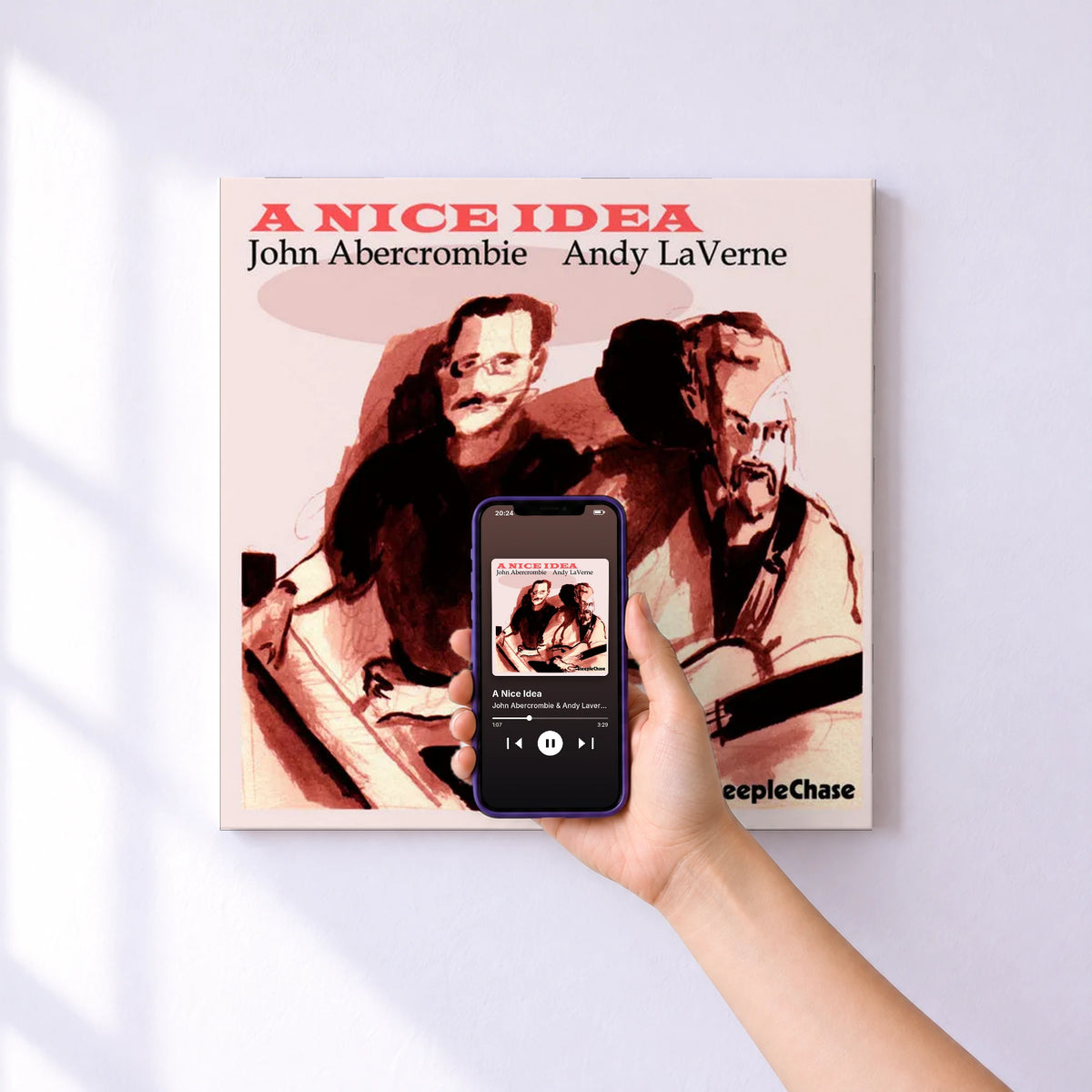 Affiche connectée A Nice Idea de John Abercrombie & Andy Laverne au mur : l'album se lance en approchant le téléphone