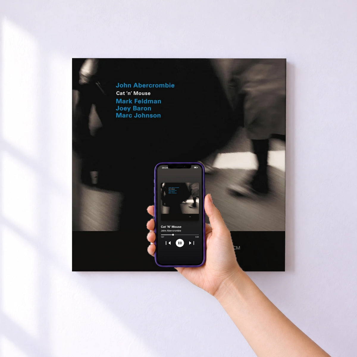 Affiche connectée Cat 'N' Mouse de John Abercrombie au mur : l'album se lance en approchant le téléphone