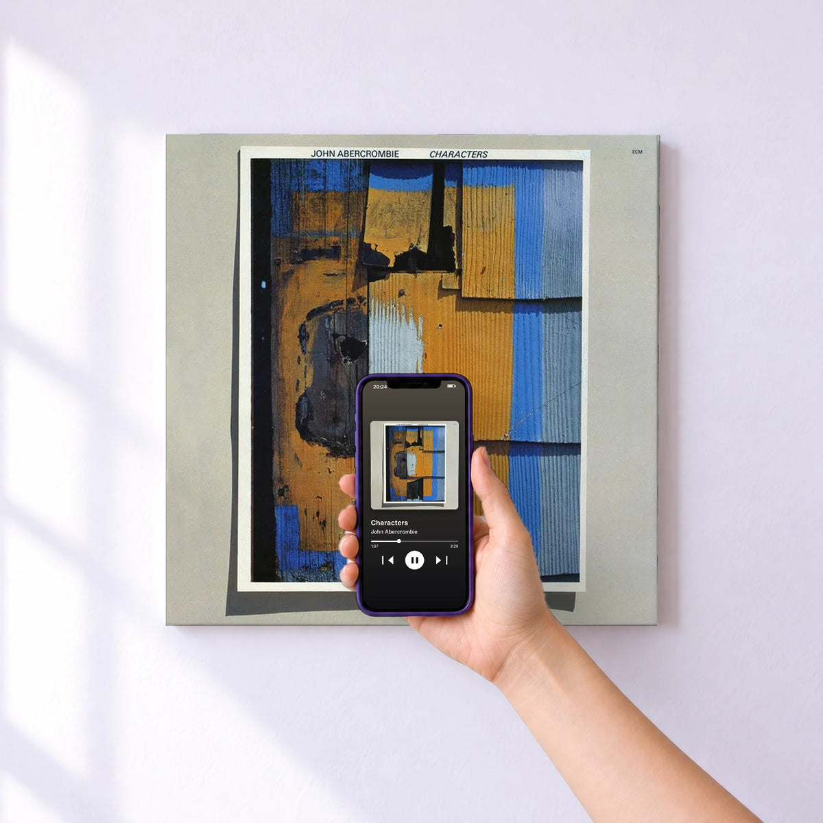 Affiche connectée Characters de John Abercrombie au mur : l'album se lance en approchant le téléphone