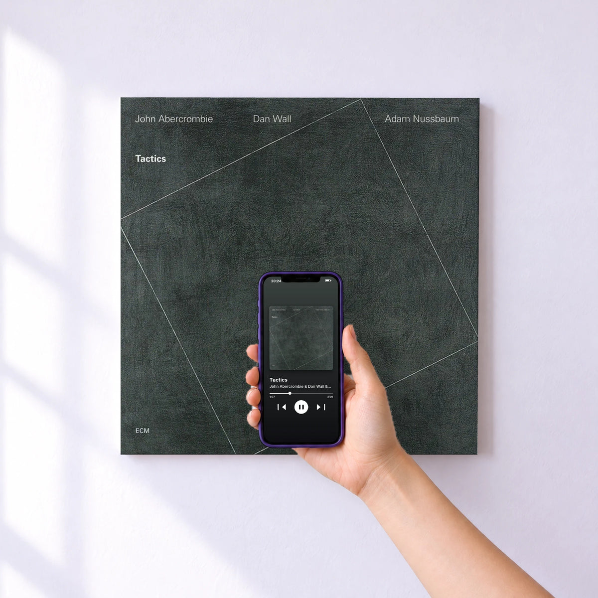 Affiche connectée Tactics de John Abercrombie & Dan Wall & Adam Nussbaum au mur : l'album se lance en approchant le téléphone