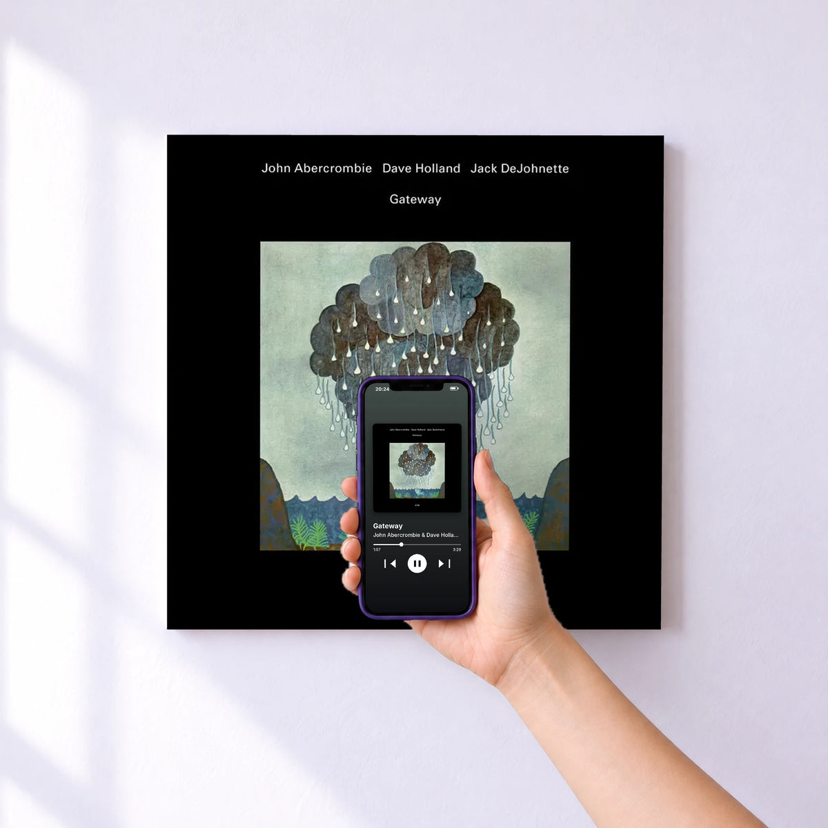 Affiche connectée Gateway de John Abercrombie & Dave Holland & Jack DeJohnette au mur : l'album se lance en approchant le téléphone