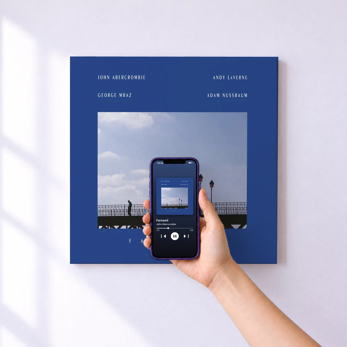 Affiche connectée Farewell de John Abercrombie au mur : l'album se lance en approchant le téléphone