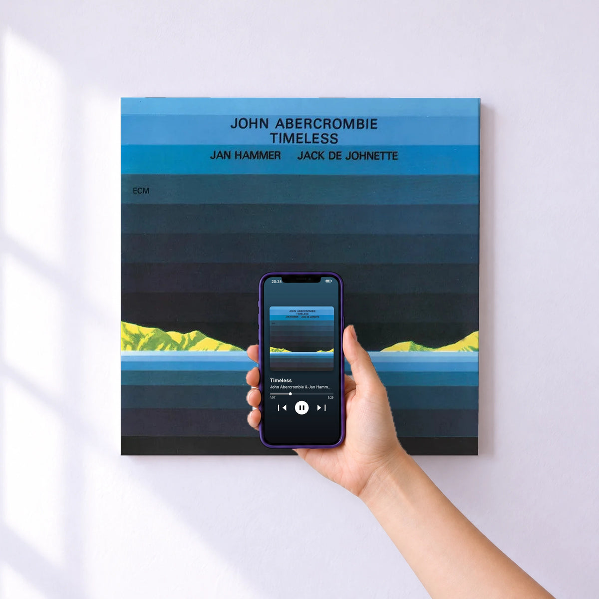 Affiche connectée Timeless de John Abercrombie & Jan Hammer & Jack DeJohnette au mur : l'album se lance en approchant le téléphone