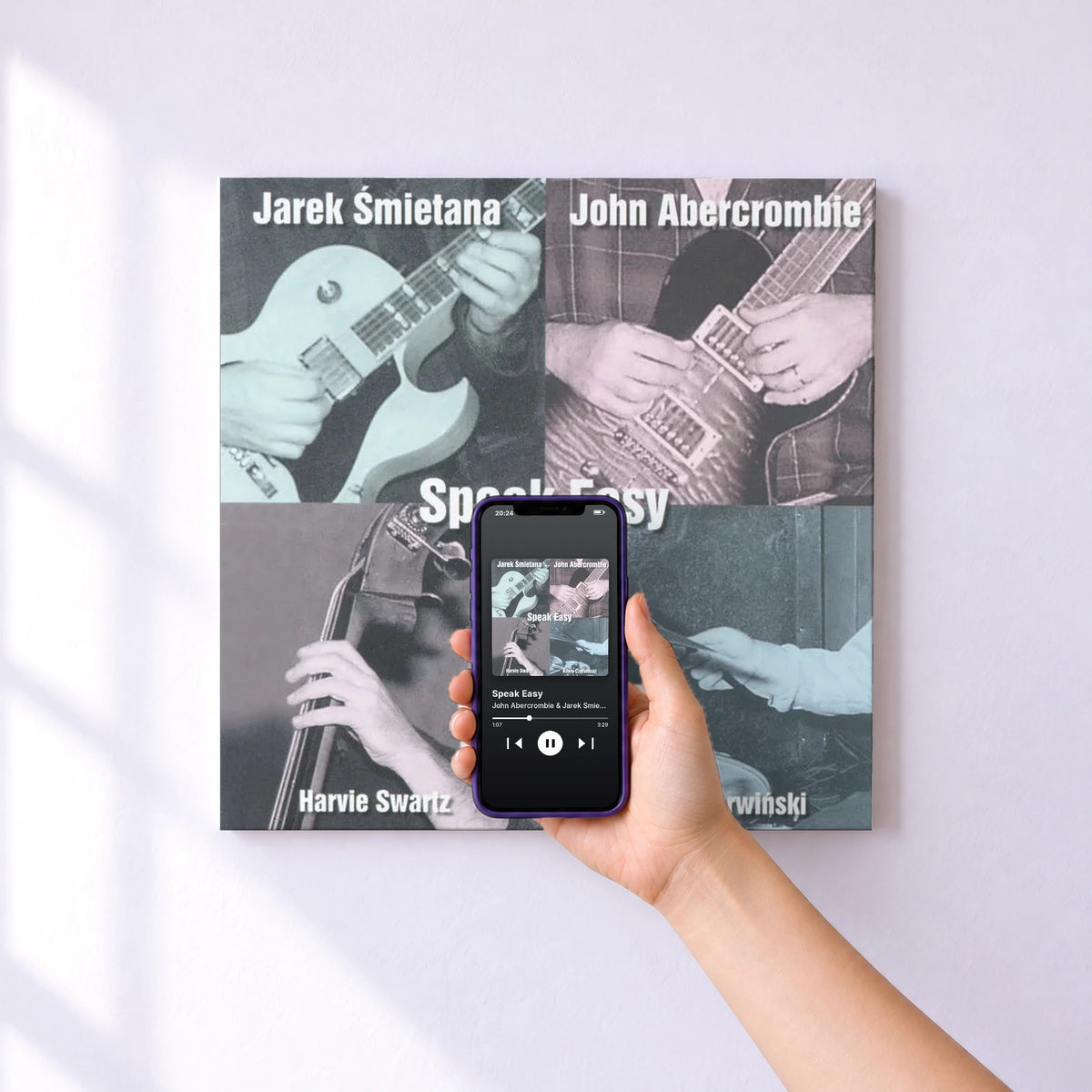 Affiche connectée Speak Easy de John Abercrombie & Jarek Smietana au mur : l'album se lance en approchant le téléphone