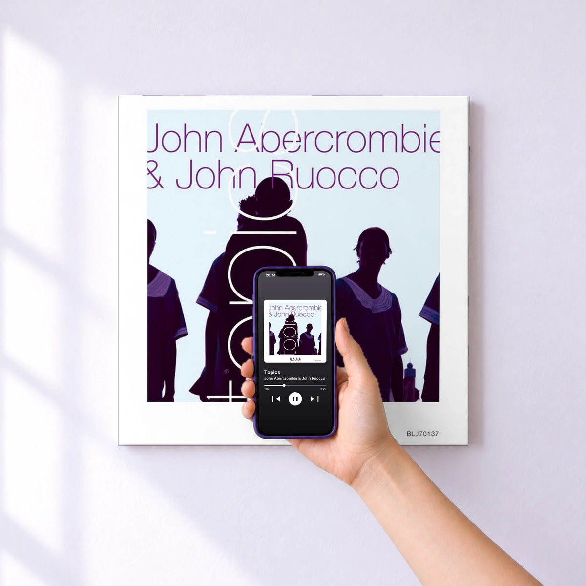 Affiche connectée Topics de John Abercrombie & John Ruocco au mur : l'album se lance en approchant le téléphone