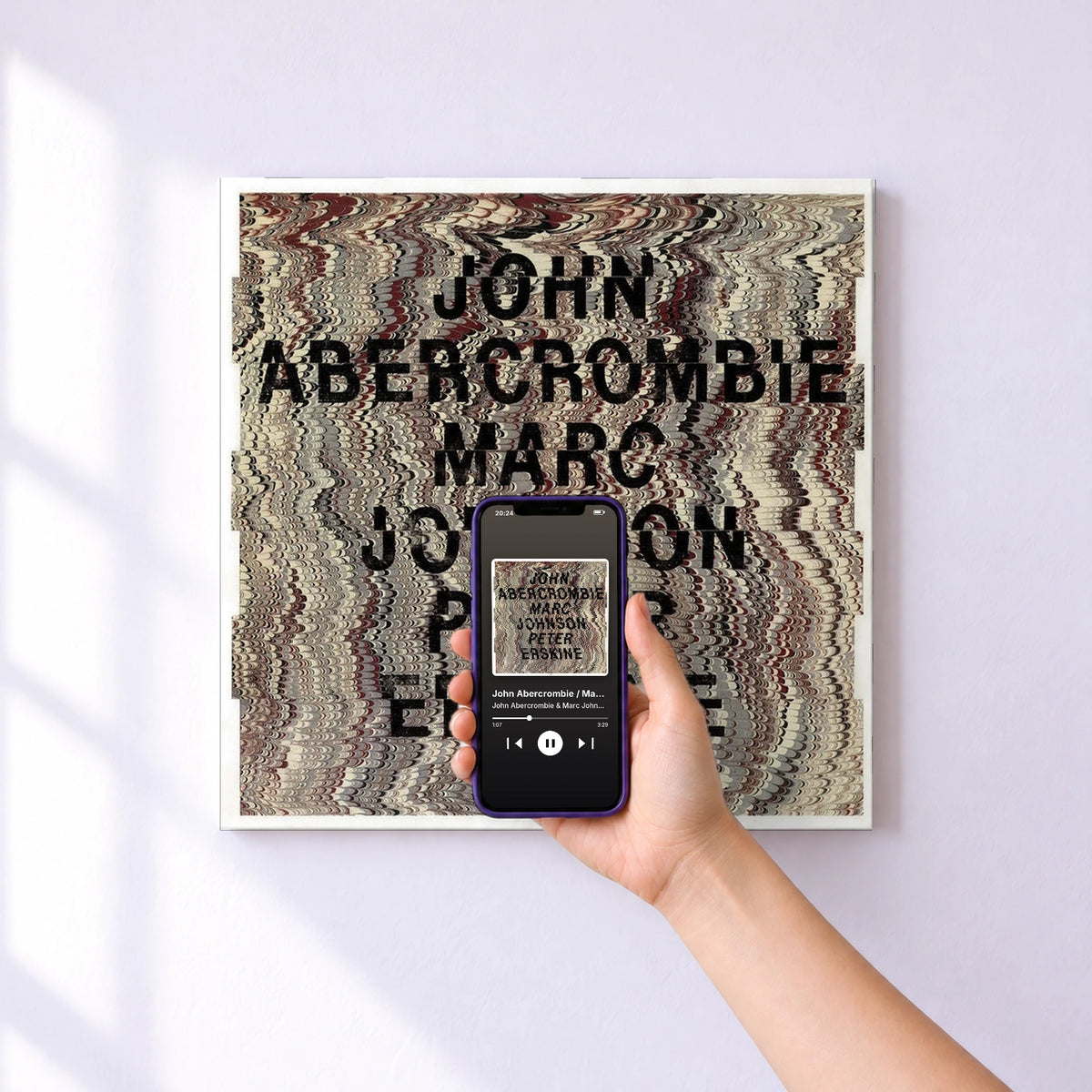 Affiche connectée John Abercrombie / Marc Johnson / Peter Erskine de John Abercrombie & Marc Johnson & Peter Erskine au mur : l'album se lance en approchant le téléphone