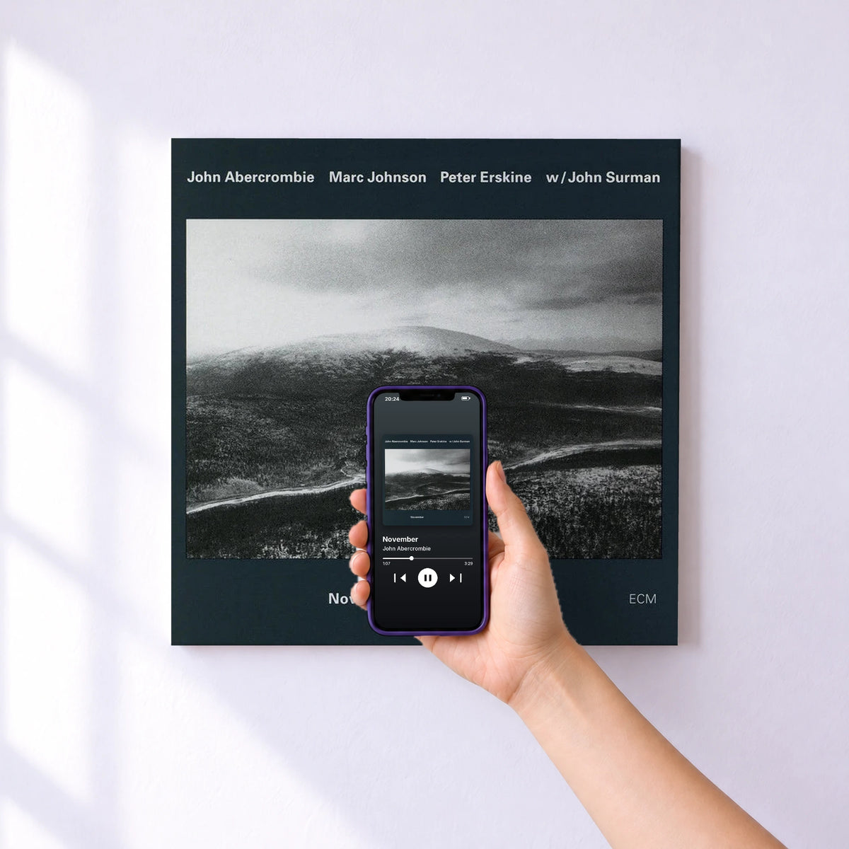 Affiche connectée November de John Abercrombie au mur : l'album se lance en approchant le téléphone