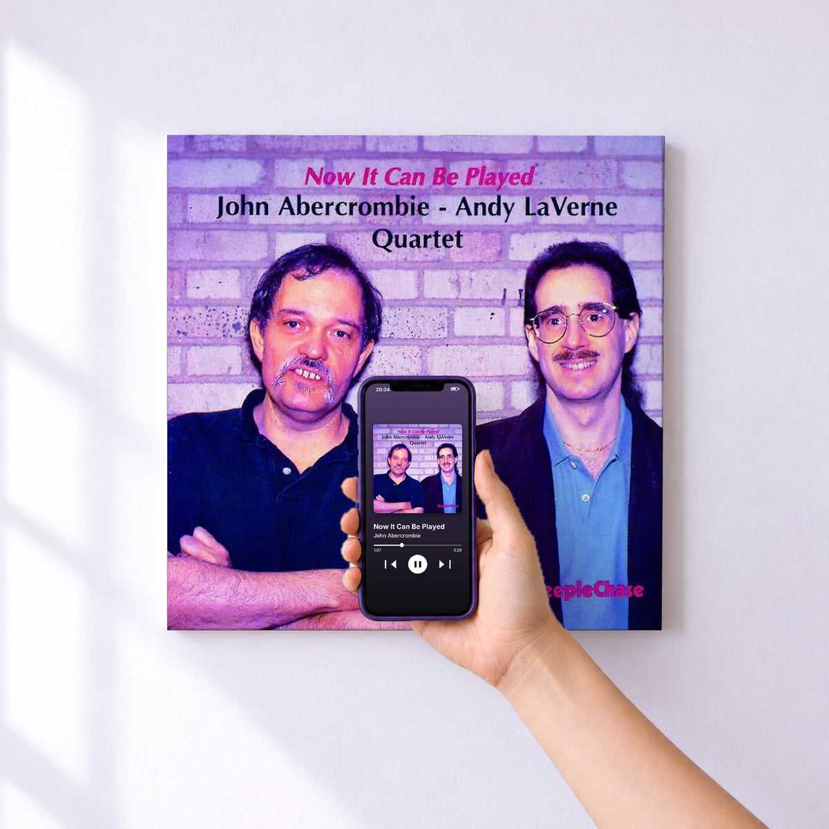 Affiche connectée Now It Can Be Played de John Abercrombie au mur : l'album se lance en approchant le téléphone