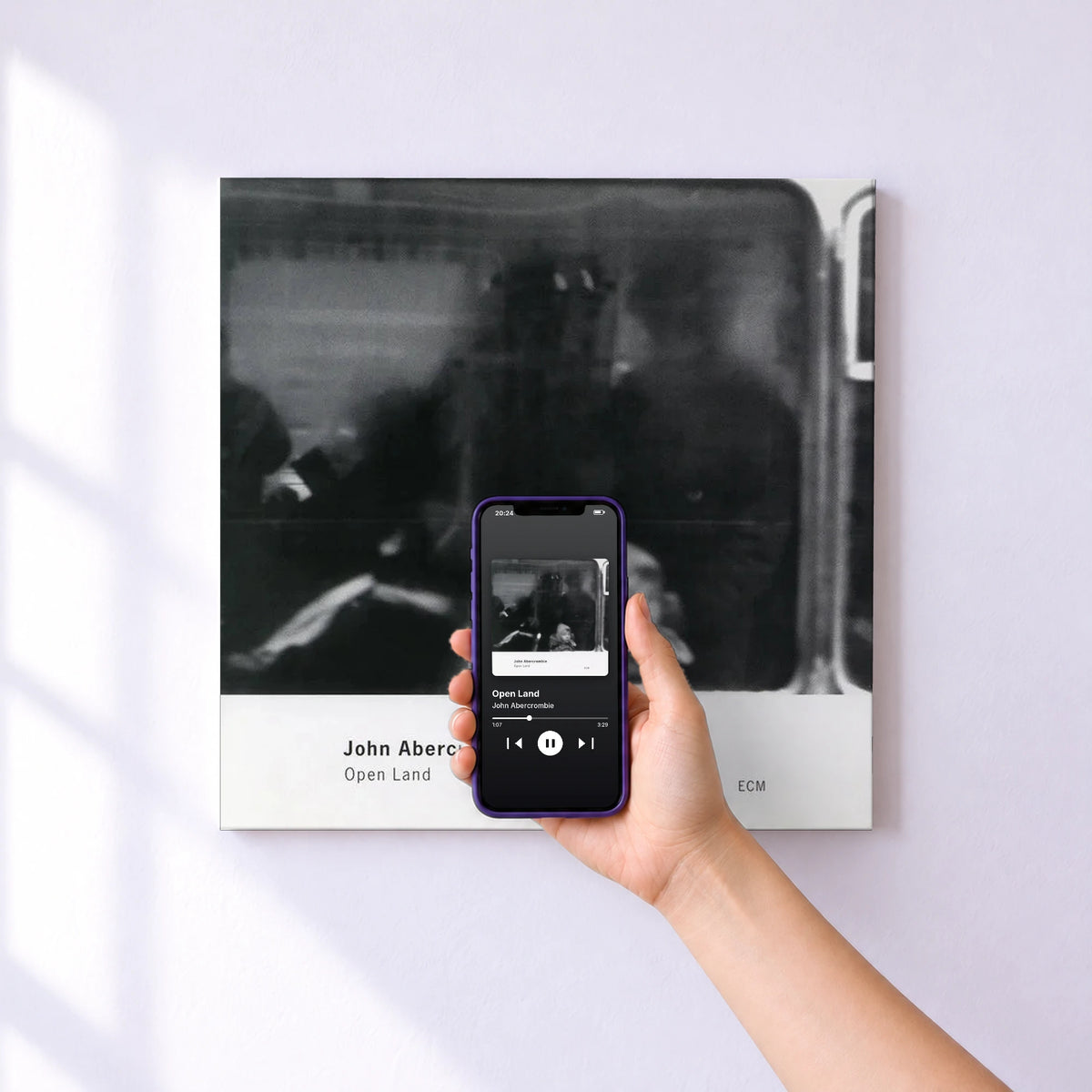 Affiche connectée Open Land de John Abercrombie au mur : l'album se lance en approchant le téléphone