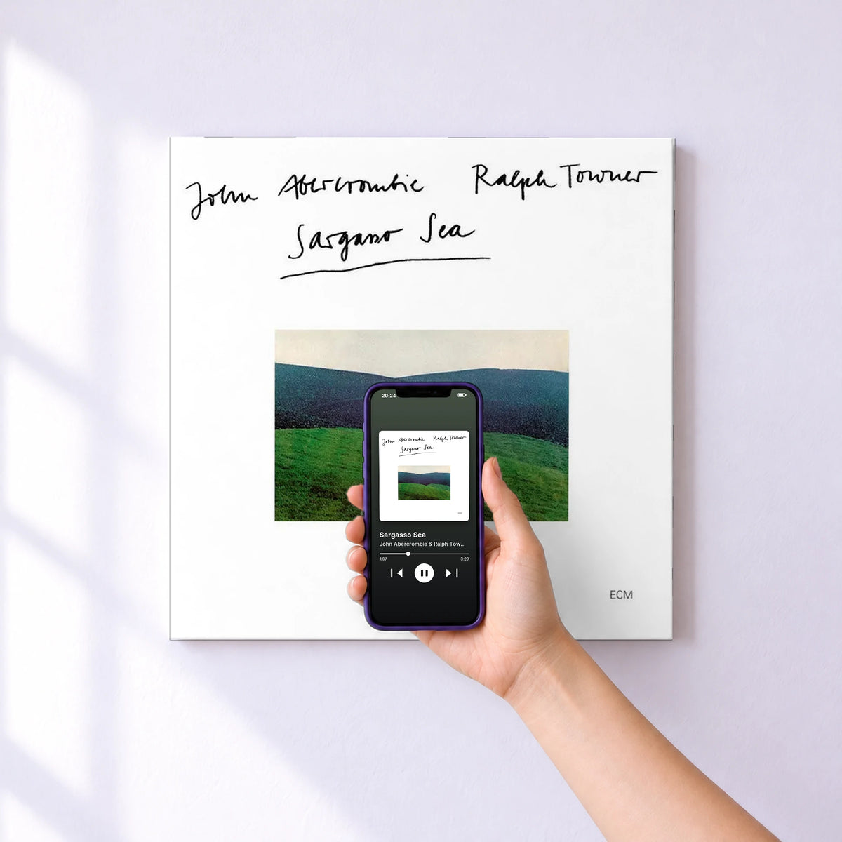 Affiche connectée Sargasso Sea de John Abercrombie & Ralph Towner au mur : l'album se lance en approchant le téléphone