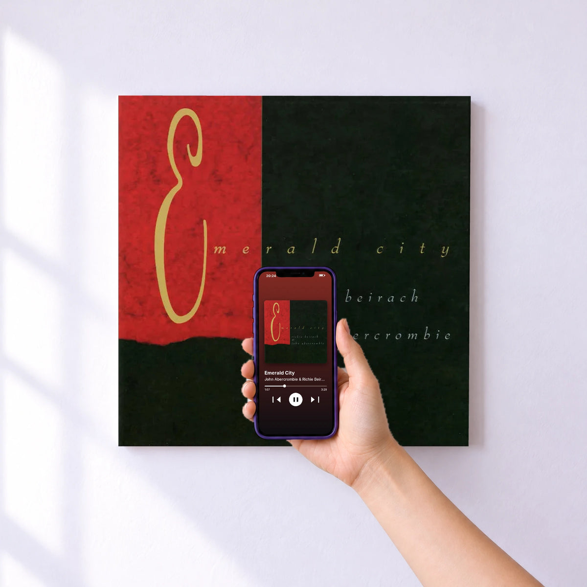 Affiche connectée Emerald City de John Abercrombie & Richie Beirach au mur : l'album se lance en approchant le téléphone