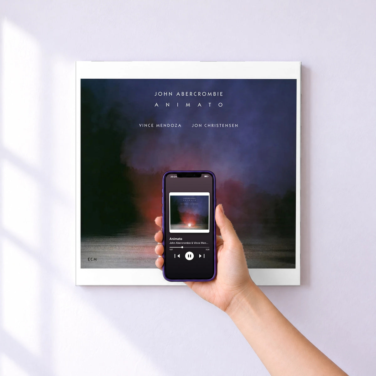 Affiche connectée Animato de John Abercrombie & Vince Mendoza & Jon Christensen au mur : l'album se lance en approchant le téléphone