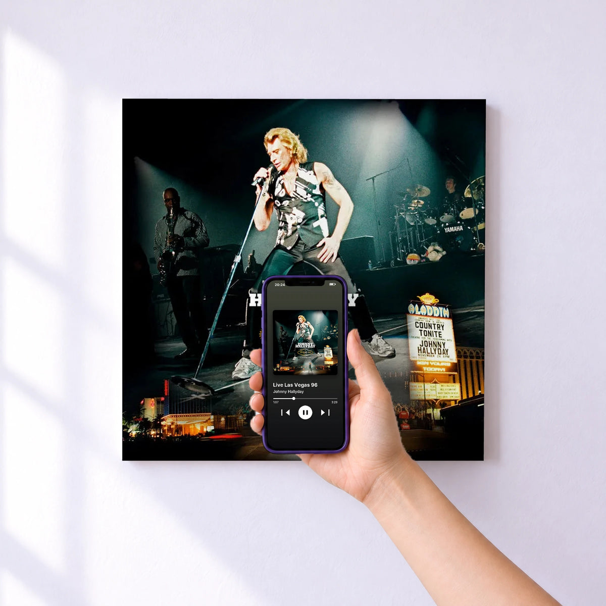 Affiche connectée Live Las Vegas 96 de Johnny Hallyday au mur : l'album se lance en approchant le téléphone