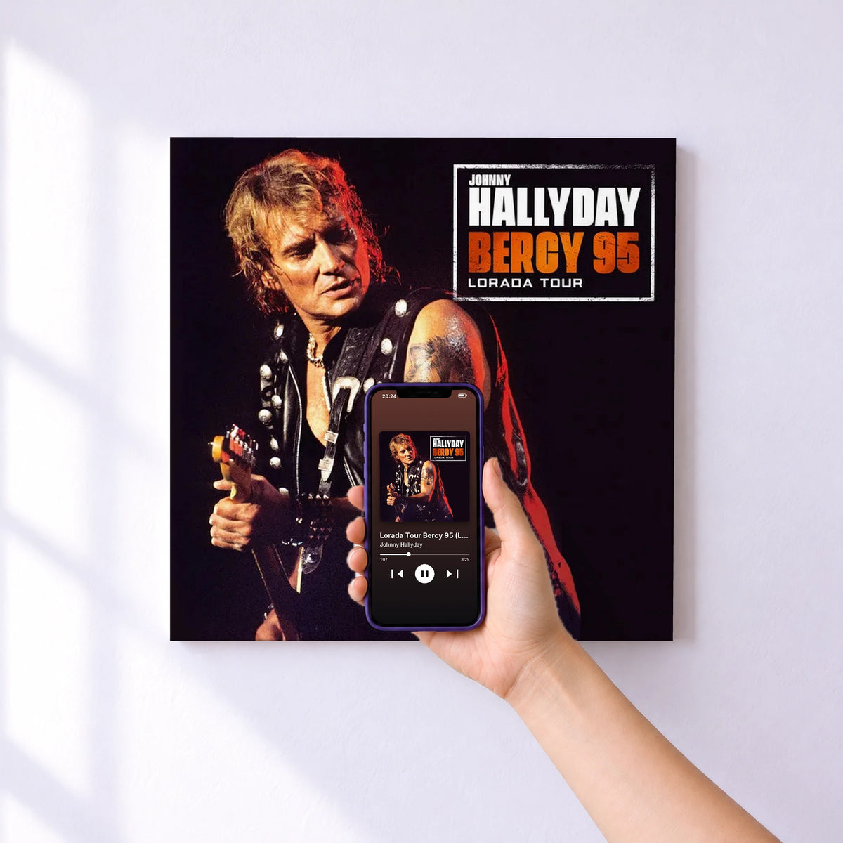 Affiche connectée Lorada Tour Bercy 95 (Live) de Johnny Hallyday au mur : l'album se lance en approchant le téléphone