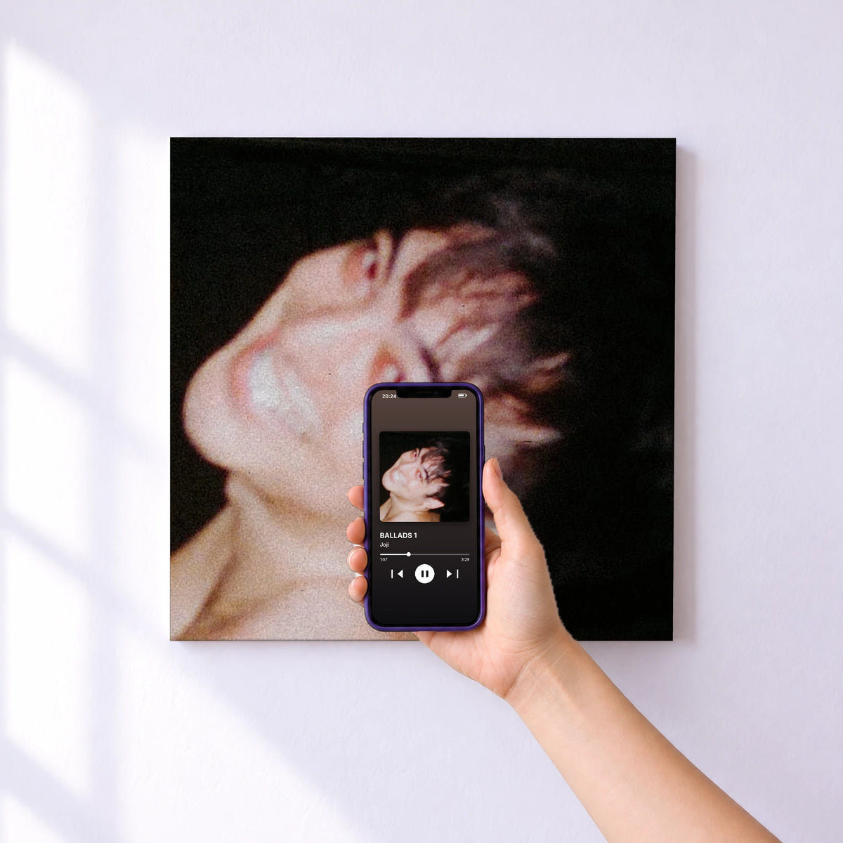 Affiche connectée BALLADS 1 de Joji au mur : l'album se lance en approchant le téléphone