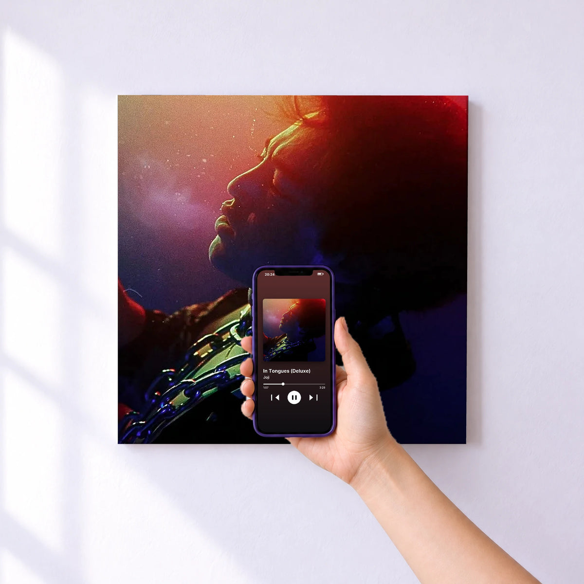 Affiche connectée In Tongues (Deluxe) de Joji au mur : l'album se lance en approchant le téléphone