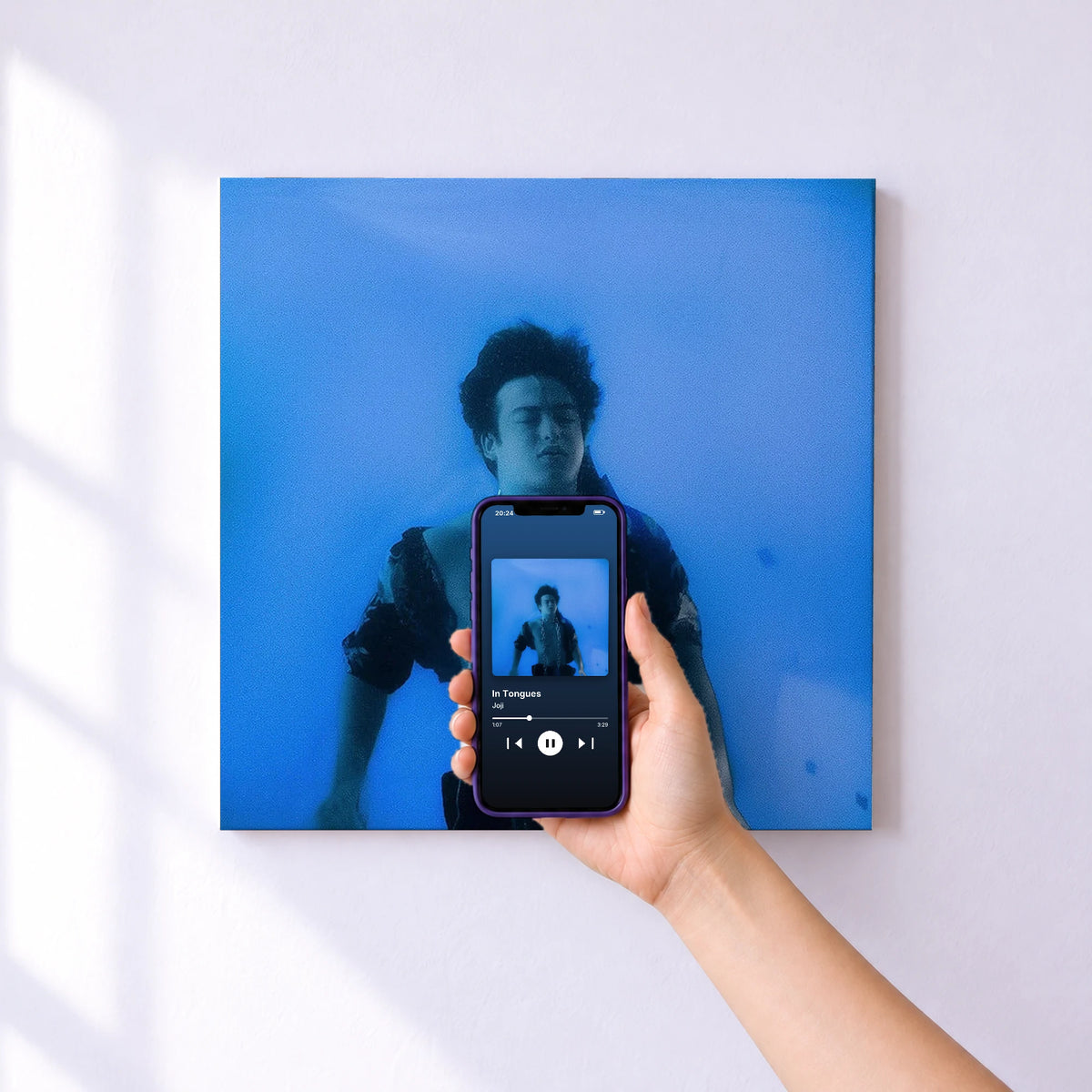 Affiche connectée In Tongues de Joji au mur : l'album se lance en approchant le téléphone
