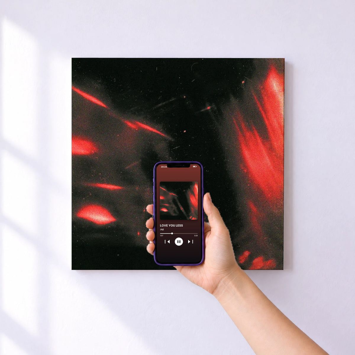 Affiche connectée LOVE YOU LESS de Joji au mur : l'album se lance en approchant le téléphone
