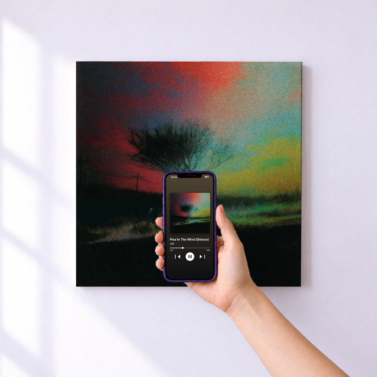 Affiche connectée Piss In The Wind (Deluxe) de Joji au mur : l'album se lance en approchant le téléphone