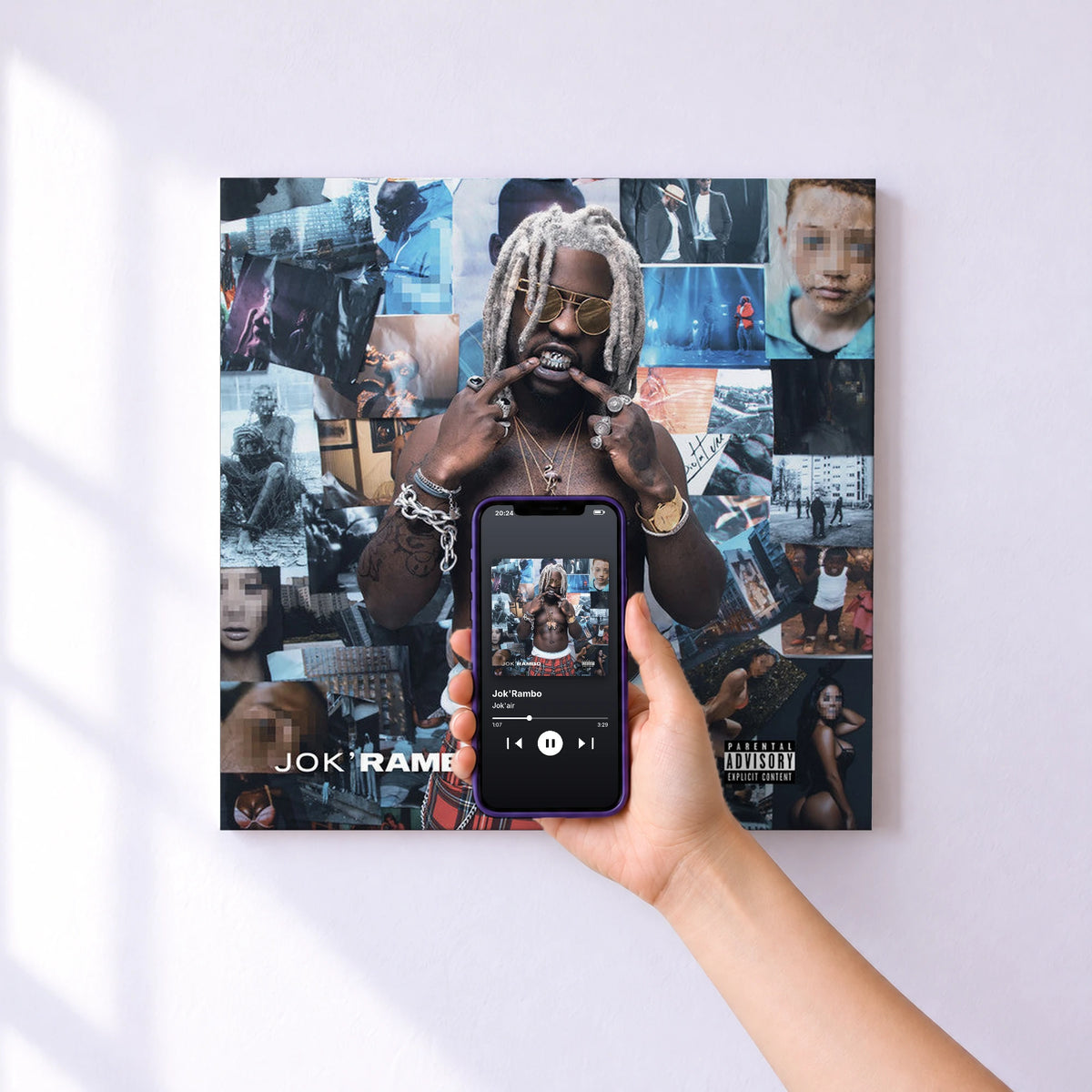 Affiche connectée Jok'Rambo de Jok'air au mur : l'album se lance en approchant le téléphone