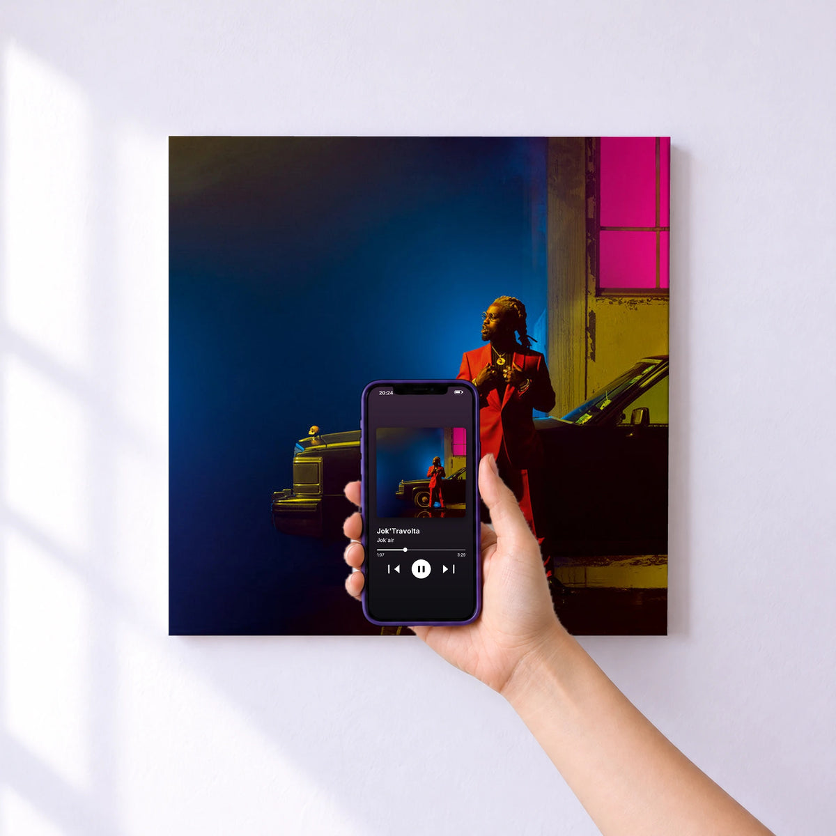 Affiche connectée Jok'Travolta de Jok'air au mur : l'album se lance en approchant le téléphone