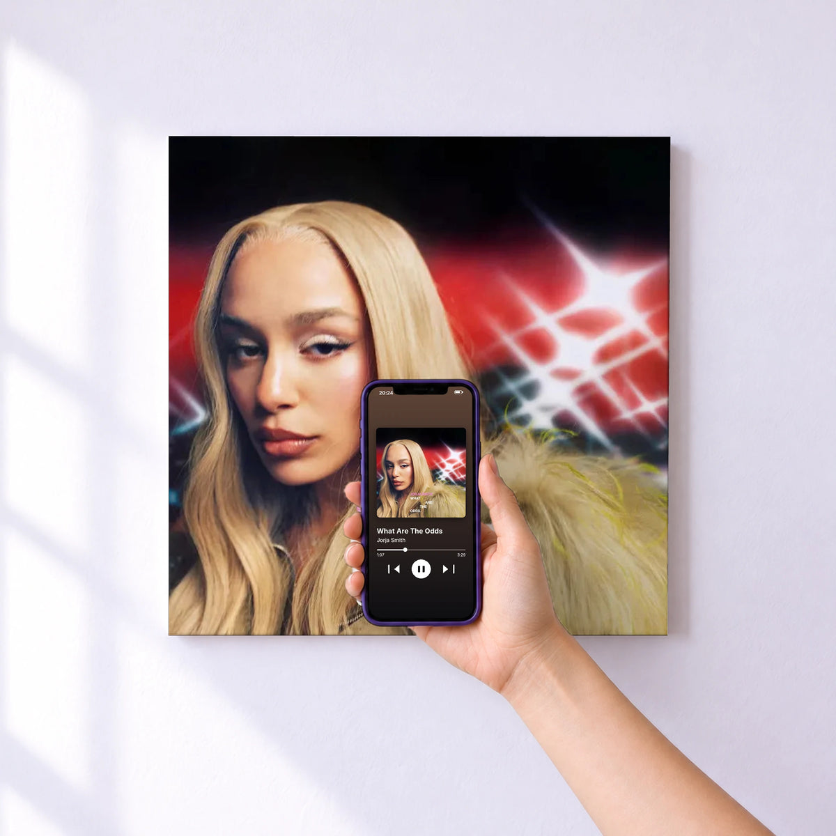 Affiche connectée What Are The Odds de Jorja Smith au mur : l'album se lance en approchant le téléphone