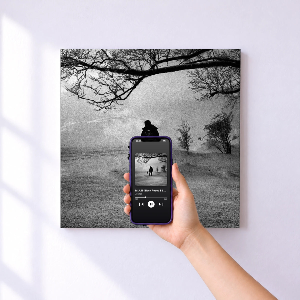 Affiche connectée M.A.N (Black Roses & Lost Feelings) de Josman au mur : l'album se lance en approchant le téléphone