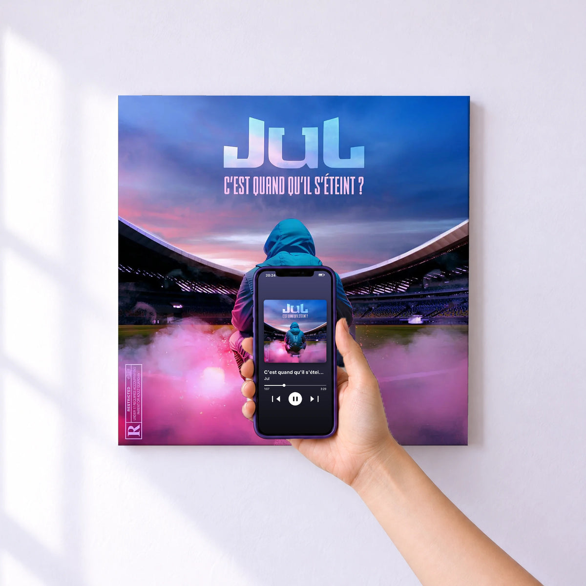 Affiche connectée C'est quand qu'il s'éteint ? de Jul au mur : l'album se lance en approchant le téléphone