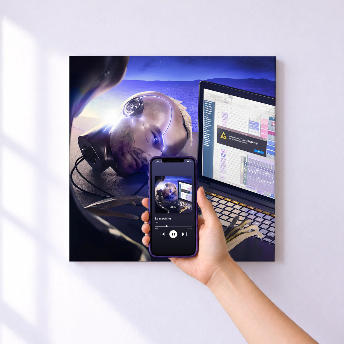 Affiche connectée La machine de Jul au mur : l'album se lance en approchant le téléphone