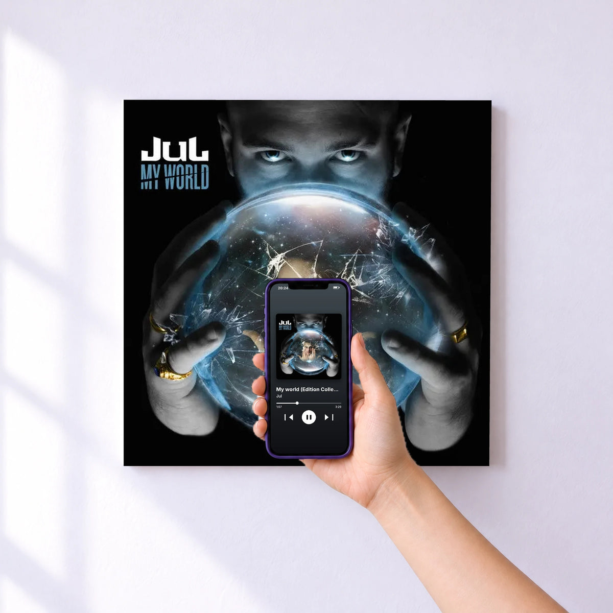 Affiche connectée My world (Edition Collector) de Jul au mur : l'album se lance en approchant le téléphone
