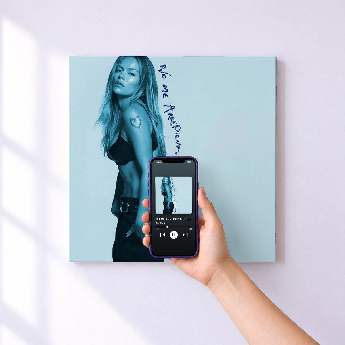 Affiche connectée NO ME ARREPIENTO DE SENTIR TANTO de KAROL G au mur : l'album se lance en approchant le téléphone