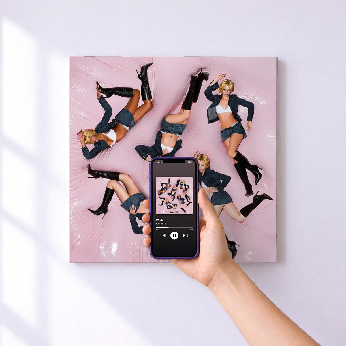 Affiche connectée WILD de KATSEYE au mur : l'album se lance en approchant le téléphone
