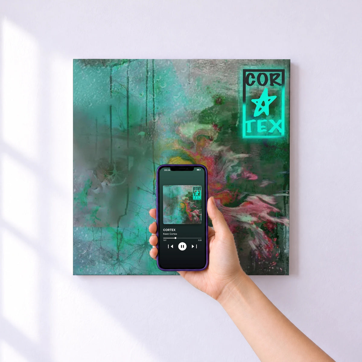 Affiche connectée CORTEX de Keen Cortex au mur : l'album se lance en approchant le téléphone