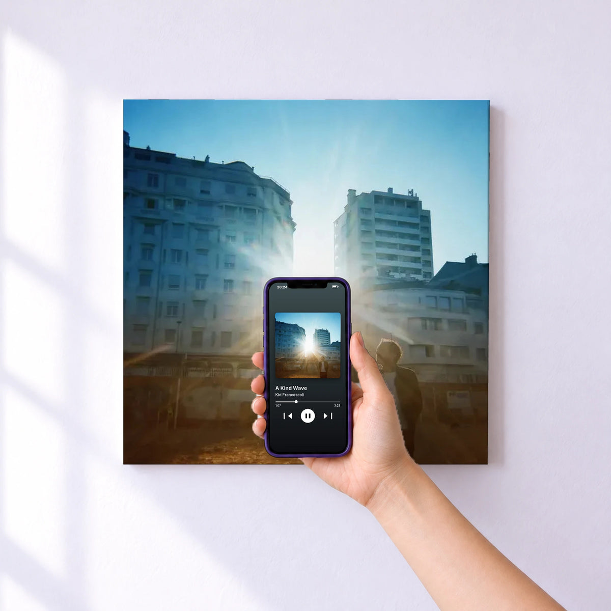 Affiche connectée A Kind Wave de Kid Francescoli au mur : l'album se lance en approchant le téléphone