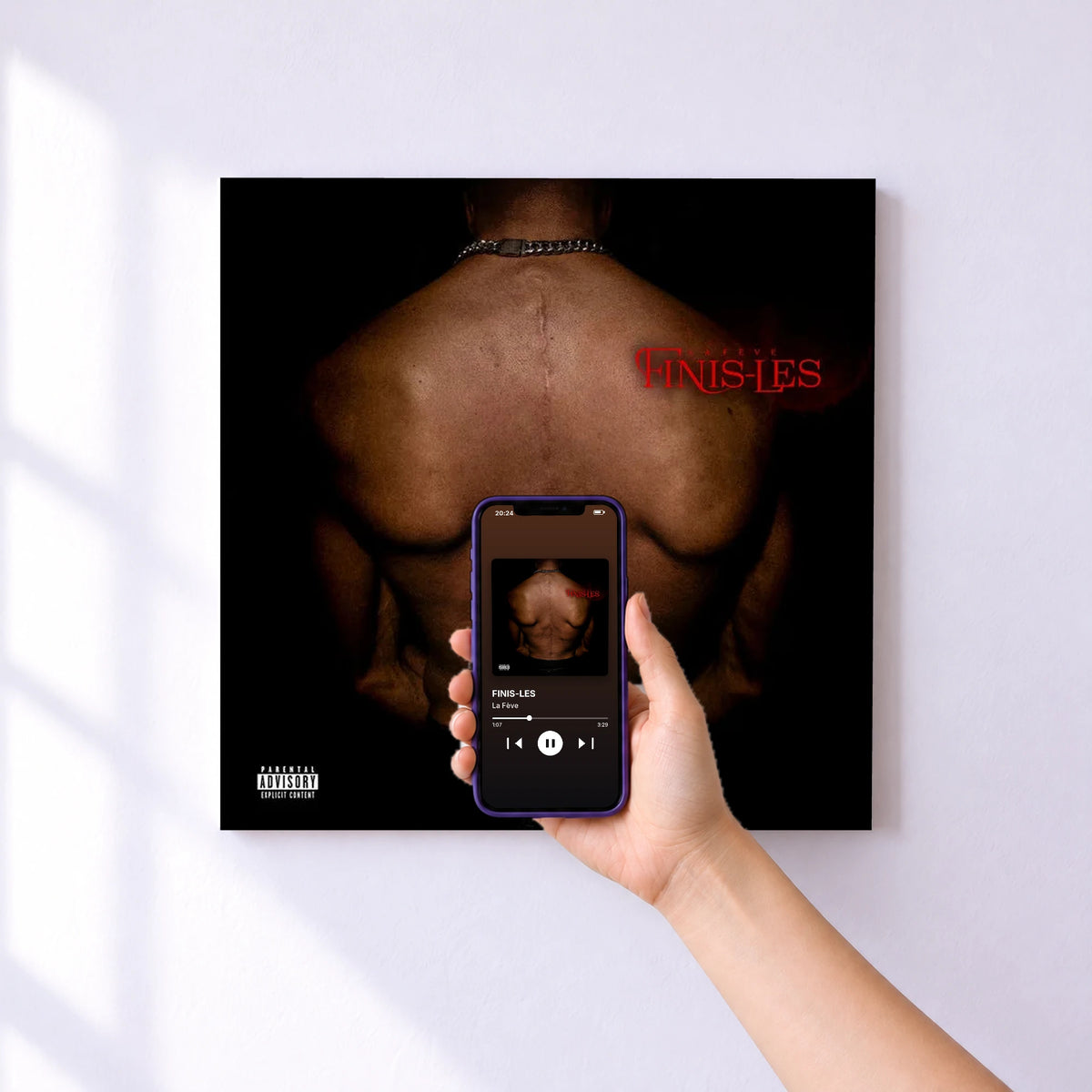 Affiche connectée FINIS-LES de La Fève au mur : l'album se lance en approchant le téléphone