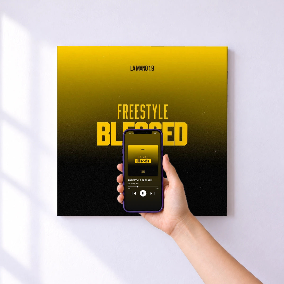 Affiche connectée FREESTYLE BLESSED de La Mano 1.9 au mur : l'album se lance en approchant le téléphone
